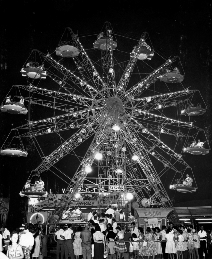 צילום שחור-לבן היסטורי של הגלגל הענק המואר בלילה עם קהל מבקרים רב בלונה פארק, שהוקם בסמוך למתחם אקספו תל אביב. צלם: יוסף ליאור.
