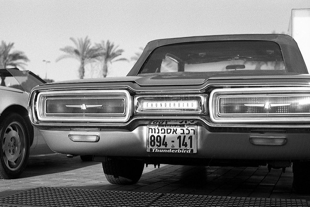 צילום שחור-לבן של רכב אמריקאי מסוג ת'אנדרבירד (Thunderbird) בחניון הדרייב אין הראשון בישראל, שהוקם ממזרח למתחם אקספו תל אביב. צילום: Ilya Bur.