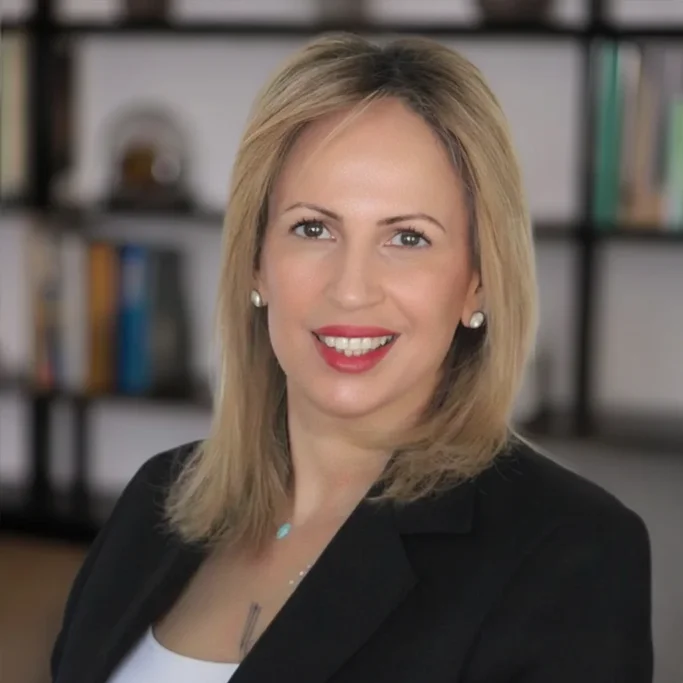 תמונת פורטרט מקצועית של טל אוחנה, רו"ח (עו"ד) ומנכ"לית אקספו תל אביב.